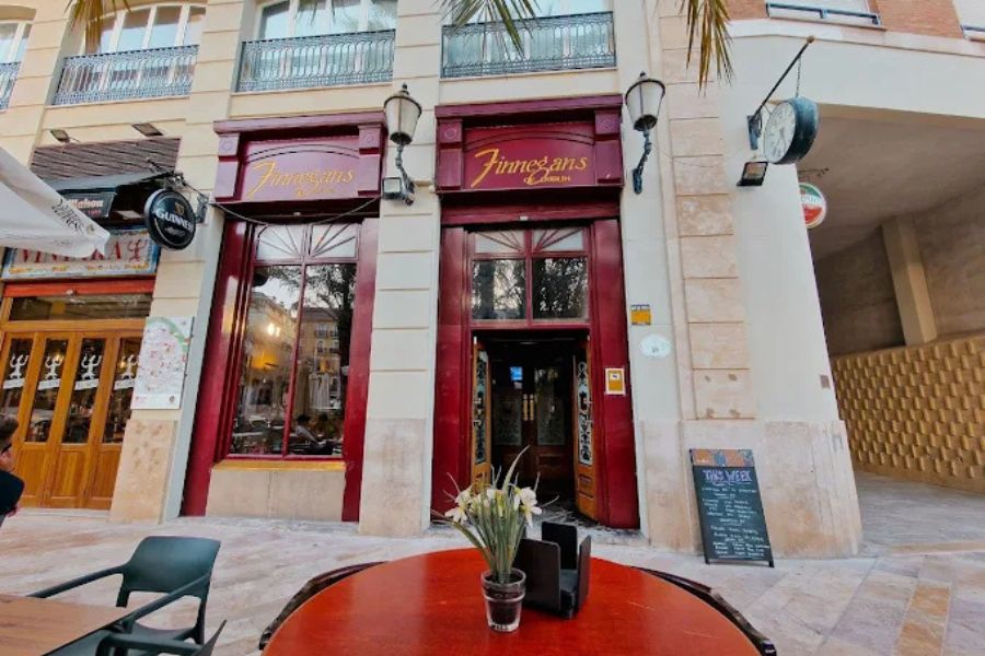 El Secreto de la Continuidad: Cómo un Local Comercial en Alquiler en Valencia Reavivó Finnegan’s
